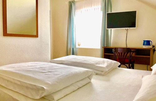 Canton 10 House | Hard Rock Rooms for two