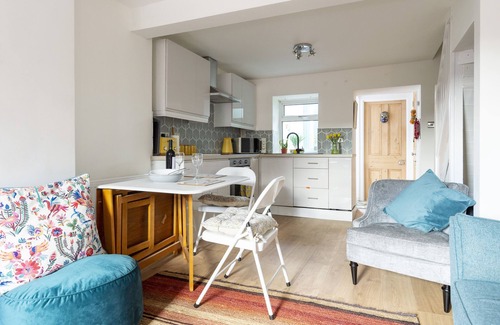 Abergavenny House | Hare Cottage Abergavenny Town Centre Beautiful Accommodation