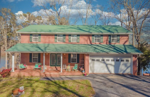 Gumlog House | Hartwell lake deep water home, family friendly and close to Clemson and UGA