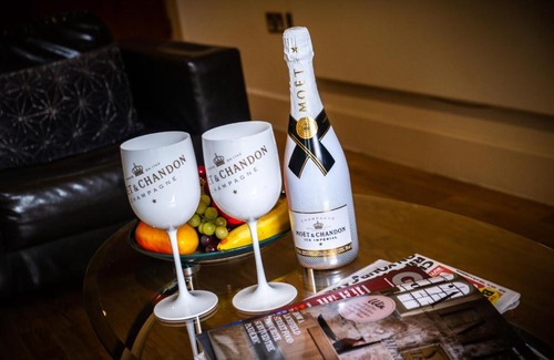 Theatreland Birmingham Apartment | Haus City Centre 2 Bedroom Apartment l Parking l Balcony l WIFI l Smart TV l Arcadian l China Town