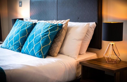 Theatreland Birmingham Apartment | Haus City Centre 2 Bedroom Apartment l Parking l Balcony l WIFI l Smart TV l Arcadian l China Town