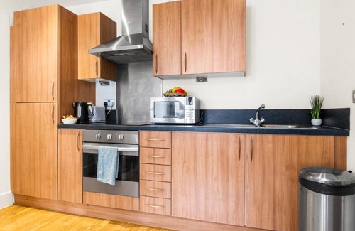 Theatreland Birmingham Apartment | Haus City Centre 2 Bedroom Apartment l Parking l Balcony l WIFI l Smart TV l Arcadian l China Town