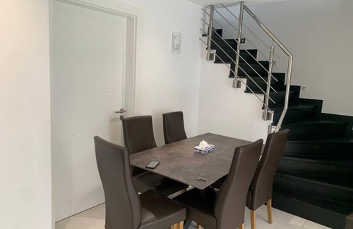 Ebersberg District House | Haus mit 5 Schlafzimmer 2 Bäde 1 Wohnzimmer 3 Park