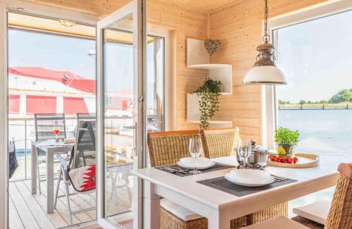 Barth House | Hausboot Arnica mit großem Sonnendeck und Wäschepaketen inklusive