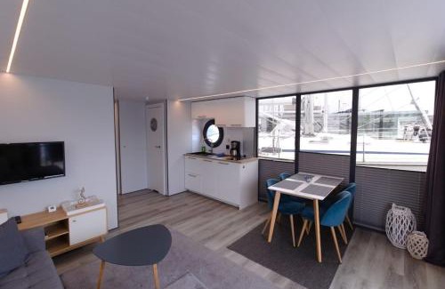 Flensburg Boat Rental | Hausboot Fjord Meeresbrise mit Dachterrasse in Flensburg