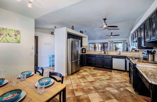 Lake Havasu City House | Havasu Sunset Hideaway - Swim up Pool Bar|Firepit