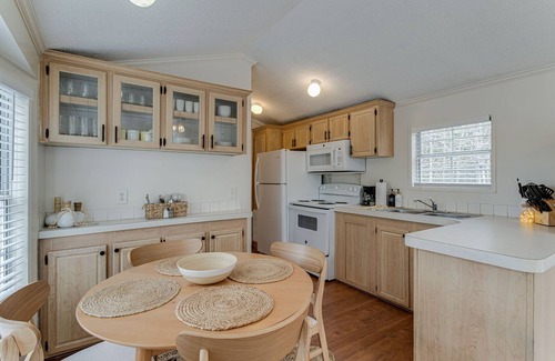 Monteagle Cottage | Have the Sweetest Dreams @ the Honey Bear Cottage!
