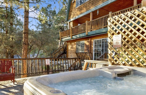 Whispering Forest Ski Chalet | Haven Hideaway- Cozy Log Cabin- Hot Tub- Games
