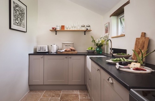 Sticklepath Cottage | HAWTHORN COTTAGE AT COLLIHOLE, romantic, with open fire in Chagford
