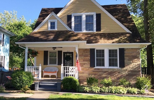 Colonial Beach Cottage | Hawthorn Cottage just steps from the beach.