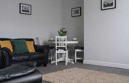 Ashington House | Hawthorn House-Sleeps 4-Pet friendly-Parking