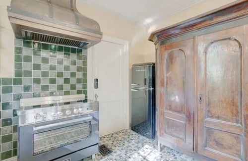 Greater Belhaven Apartment | “Hazel”-Beautiful 1937 vintage Belhaven Apt.!