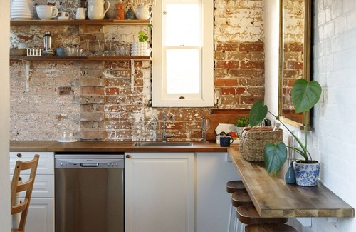 Goulburn House | Hazel House is ideally located in a quiet neighbourhood with open fire place