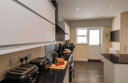Hunmanby House | HAZELGARTH HOUSE, pet friendly, with hot tub in Hunmanby