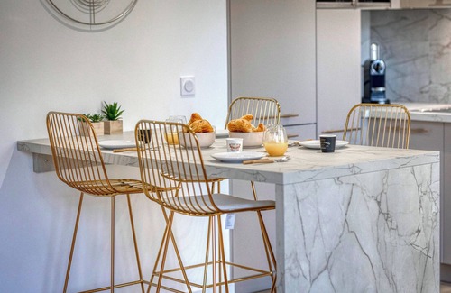 Ile Verte Apartment | #HE | The Golden Escape 🪙 | Ile Verte, luminous, renovated