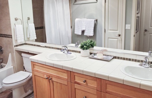 Old Ballard House | Heart of Ballard 2-bed condo, the feel of New York Brownstone w/ a Seattle twist