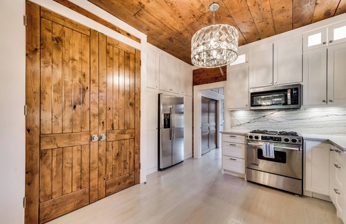 Knox - Henderson House | Heart of Dallas, 3 Bedroom, King Bed, Amazing Backyard