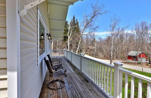 Ludlow House | Heart of Ludlow 5 fully stocked and minutes from Okemo Base