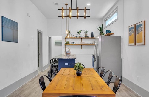 Tulane - Gravier House | Heart of Mid-City Haven: 5BR, 3BA Luxury Home. Balcony, Parking, Walk to Superdome - Your NOLA Oasis