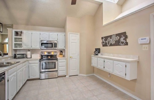 Rowlett House | Heart of Rowlett - 3 BD,2BA Cozy Getaway w Patio