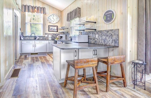Logan Cottage | Heart of the Hocking Hills centrally located to hiking trails, lake and shopping