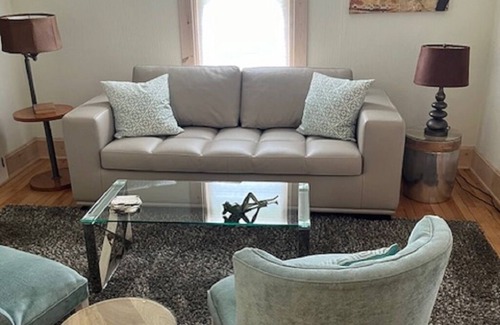 Marquette Apartment | Heart of the Isthmus: walk to coffee shops, restaurants, bars, groceries, yoga