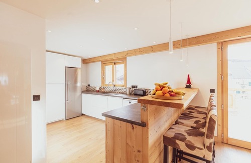 Montgenevre Ski Chalet | Heart of village 25 pers, feet of the tracks, sauna, jacuzzi, billiard, terrace