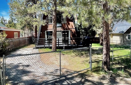 Big Bear City House | Heart & Snow Mountain Cabin. Pet Friendly!