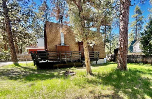 Big Bear City House | Heart & Snow Mountain Cabin. Pet Friendly!