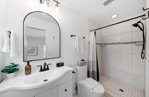 Walsingham Villa | Heated Pool, 10min from Beach, Lux 3Br 2Ba, Coco Cabana