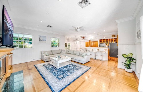Lake Ida Shores House | Heated Pool! Close To Beach+Avenue! Quaint Style!