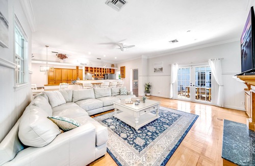 Lake Ida Shores House | Heated Pool! Close To Beach+Avenue! Quaint Style!