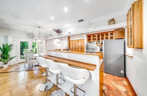 Lake Ida Shores House | Heated Pool! Close To Beach+Avenue! Quaint Style!