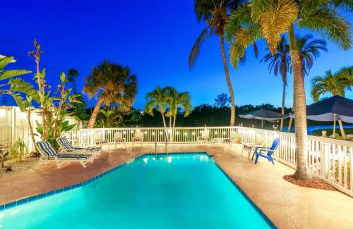 Siesta Key House | Heated Pool, Dock, on Lagoon, Turtle Beach 1 mile and Crescent Beach 2 miles, 1bdr