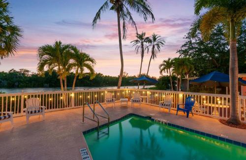 Siesta Key House | Heated Pool, Dock, on Lagoon, Turtle Beach 1 mile and Crescent Beach 2 miles, 1bdr