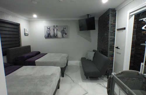 Kendale Lakes Bed & Breakfast | Heated Pool & Full House.