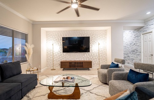 Queenland Manor House | Heated Pool/Spa. Putting Green. Ping Pong. Bikes. Family Fun.