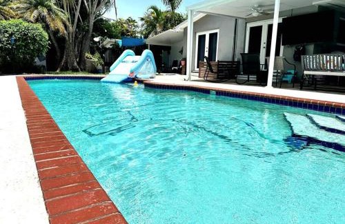 Cutler Bay Villa | heated pool village Boat Parking WiFi BBQ private duplex