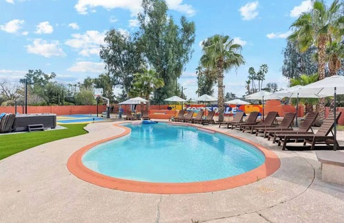 Avant House | Heated Pool, Volleyball, Pickleball, Hot Tub! Oasis Resort