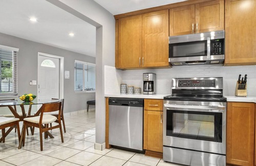 Central Oakland Park House | Heated Pool! Walk to Brewery & Restaurants!