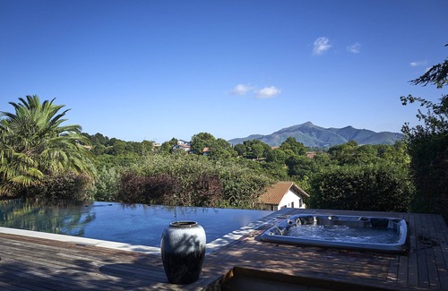 Ciboure Villa | Heated swimming pool, jacuzzi, mountain view, 5 min. beach & St Jean de Luz. 5*