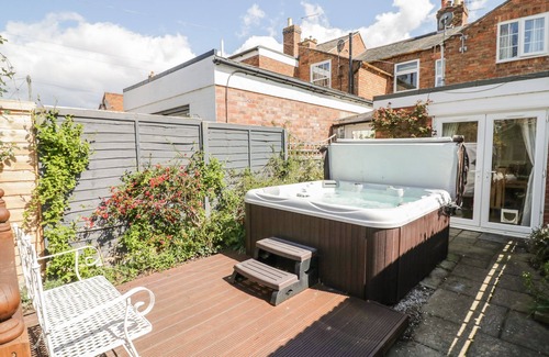Stratford-upon-Avon Cottage | HEATH COTTAGE, pet friendly, with hot tub in Stratford-Upon-Avon