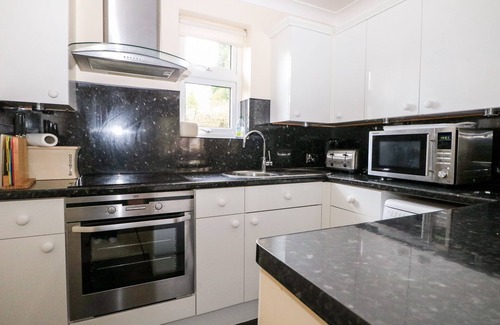 Buxted Cottage | HEATH RETREAT, family friendly, with pool in Buxted