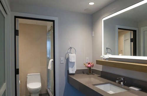 Downtown Portland Hotel | Heathman Hotel, 2 Studio Suites with Gym Access, Minutes from PSU & Museums