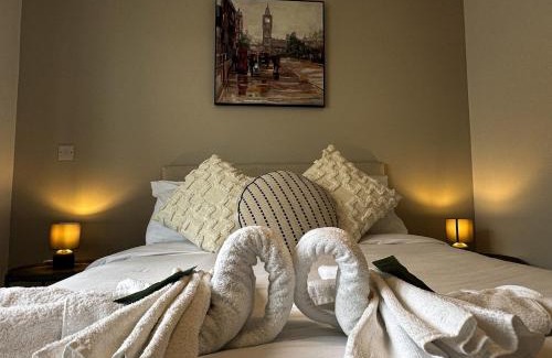 Stanwell House | Heathrow Home - Sleeps 6 - Free Parking