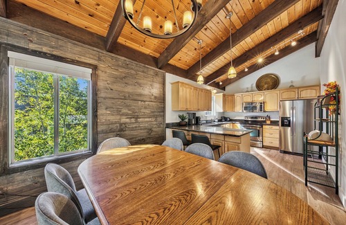 South Lake Tahoe Ski Chalet | Heavenly Horizon Chalet dog friendly