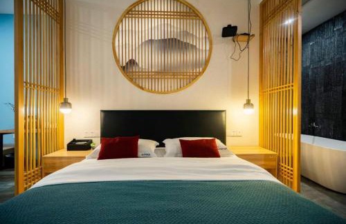 Emeishan House | Heinemann Hotel standard king room Building A with a jacuzzi and a local