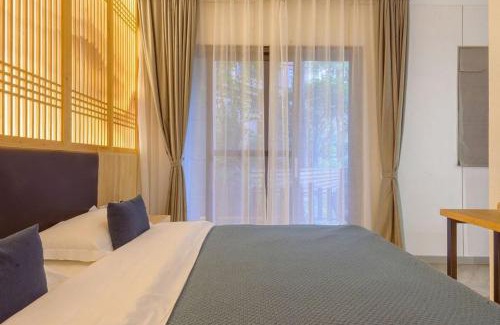 Emeishan House | Heinemann Hotel standard king room Building A with a jacuzzi and a local