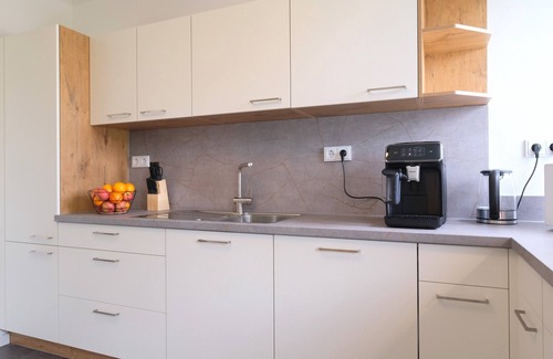 Sinzing Apartment | Helle Ferienwohnung mit Großer Küche und Parkplatz