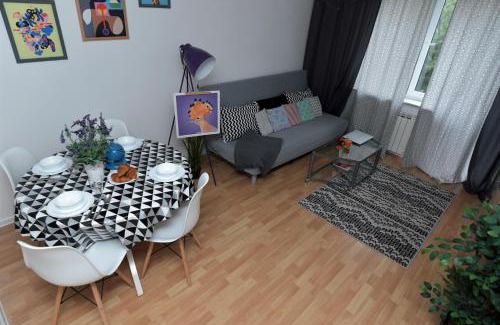 Mirow Apartment | Hello Warsaw! Calm Artistic City Center Apartment